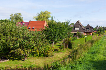Wohnhäuser am Deich im Grünen, Grolland, Bremen, Deutschland