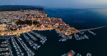 Hafen von Alghero Sardinien bei Nacht 