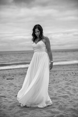 Junge sch&ouml;ne Braut im Hochzeitskleid am Meer