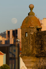 Puesta de sol en la fortaleza Forte da Lagarteira, en fase de luna llena. En Vila Praia de Ancora, municipio de Caminha. Portugal.