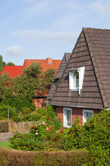 Fototapeta na wymiar Wohnhäuser mit Garten im Grünen, Grolland, Bremen, Deutschland