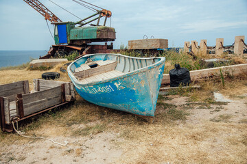 Fototapeta na wymiar boats and a crane at a fishing shelter