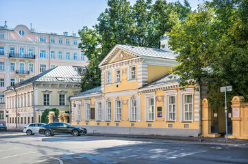 Fototapeta na wymiar Herzen Museum in Sitsev Vrazhek Lane in Moscow on a summer morning
