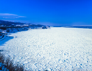 北海道　斜里町　ブユニ岬から流氷と宇登呂港