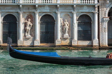 Venezia. Canal Grande. Gondola con nicchie con sculture sulla facciata di Palazzo Giusti Miani...
