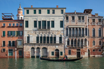 Fototapeta na wymiar Venezia. Canal Grande con gondoliere davanti a Cà Da Mosto