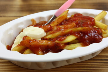 Nahaufnahme von Pommes Zigeunersauce mit Mayonnaise in der Schale