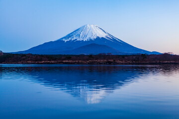 日没後の富士山　山梨県富士河口湖町の精進湖にて