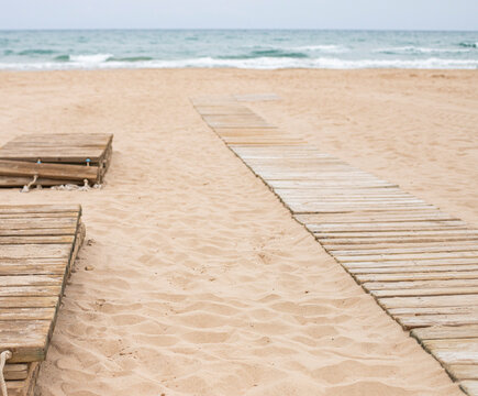 Playa destierta en día nublado © imageblock