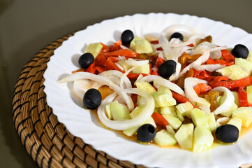 ensalada de pimientos con cebolla y aceitunas