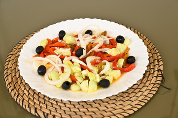 ensalada de pimientos con cebolla y aceitunas