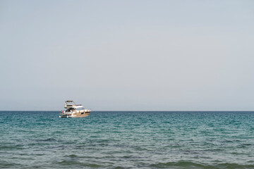 Barco en la orilla en playa del sur de españa