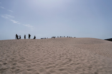 Silueta de gente en dunas de bolonia en playas de cadiz