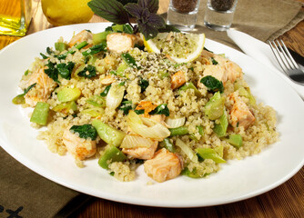 Quinoa mit Lachs und Omega 3 Samen