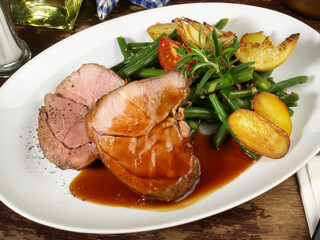 Lammbraten mit Bohnensalat und Bratkartoffeln