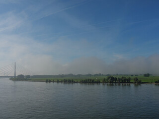 Morgennebel am Rhein bei Wesel