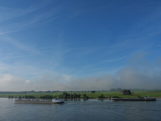 Morgennebel am Rhein bei Wesel