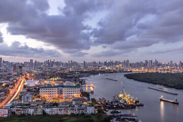 Obraz premium Bangkok, thailand - May 20, 2020 : Beautiful view of Bangkok city, Beauty skyscrapers along Chaopraya river in the evening, making the city modern style. Selective focus.