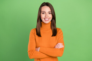 Photo portrait woman smiling folded hands casual outfit isolated pastel green color background