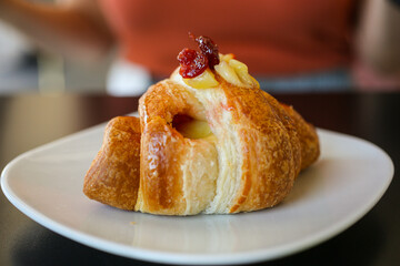 Cornetto fatto con pasta brioche e ripieno di crema e amarena