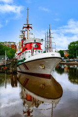 Emden Stadthafen mit Rettungskreuzer