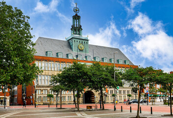 Fototapeta na wymiar Emden Innenstadt mit Rathaus