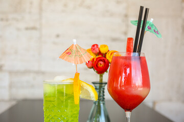 Due cocktail poggiati su un tavolino di un bar