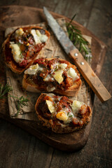 Bruschettas légumes tomate et fromage de chèvre