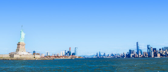 Fototapeta premium ニューヨーク 自由の女神像とマンハッタン ワイド