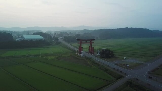 【山形】朝靄の羽黒山大鳥居