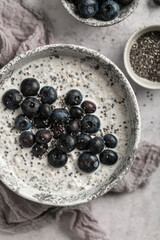 chia pudding noir de coco et myrtilles