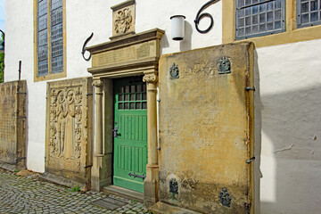 Portal der Nikolaikirche in Bad Essen mit Epitaphien (Niedersachsen)