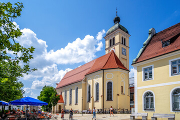 Fototapeta na wymiar Frauenkapelle und Marktplatz, Marktoberdorf, Bayern, Deutschland 