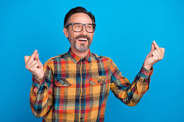 Naklejka premium Photo portrait man wearing spectacles checkered shirt smiling dancing at party isolated bright blue color background