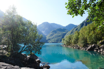 Vista del lago Bonhus en noruega, con el glaciar de fondo en medio de las monta&ntilde;as