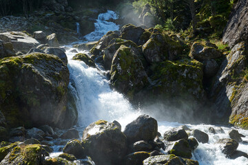 Torrente de agua en el río que sale del lago Bondhus, Noruega