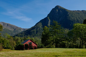 Obraz premium Casa noruega en fiordo con montaña