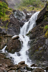 Obraz premium Cascada de Vidfossen en zona montañosa en Noruega