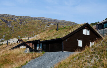 Fototapeta na wymiar Casa noruega en fiordo con montaña