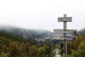 Día nublado en el camino al Preikestolen