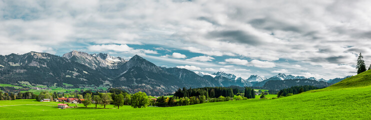 Blick auf Fischen im Allgäu und die Allgäuer Hochalpen