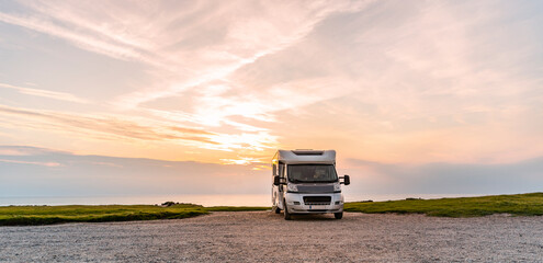 Wohnmbil an der Küste mit Meerblick