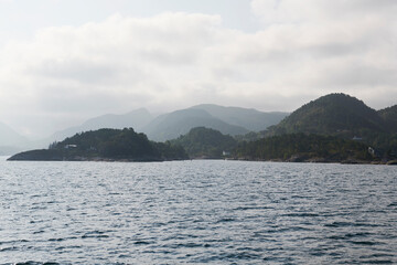Vista del fiordo noruego desde el barco