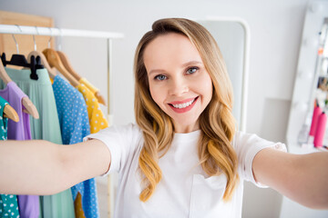 Photo portrait woman buying clothes in shopping mall taking selfie in camera