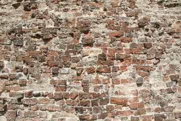 Alte historische Mauer aus roten Ziegelsteinen - 457149518