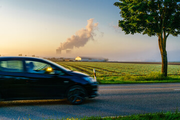 Sonnenaufgang am Atomkraftwerk Gundremmingen, Blick auf Felder, Kühltürme und Dampfwolke im...