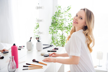 Photo portrait young woman doing make up in the morning