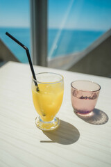 海の見えるカフェでオレンジジュース