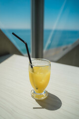 海の見えるカフェでオレンジジュース