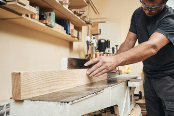  First processing of the edge of wood planks.